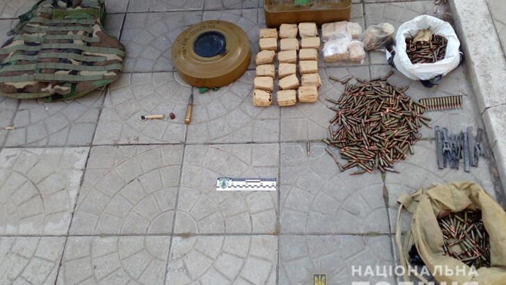 В Запорожье тайник с оружием обнаружили прямо в кафе | Фото: Нацполиция