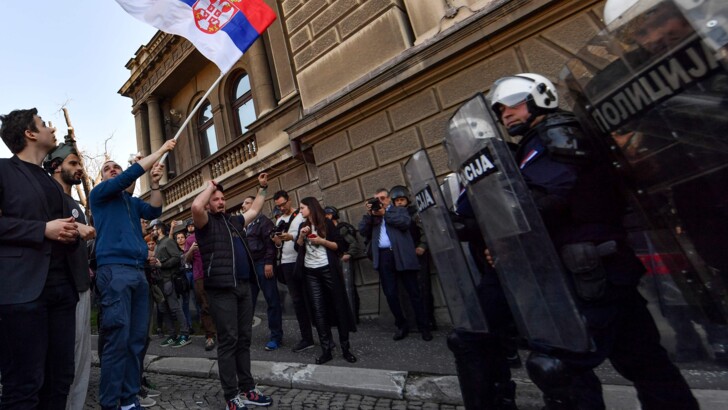 В Белграде протестующие заблокировали резиденцию президента Сербии | Фото: AFP