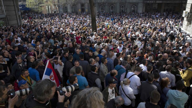 В Белграде протестующие заблокировали резиденцию президента Сербии | Фото: AFP