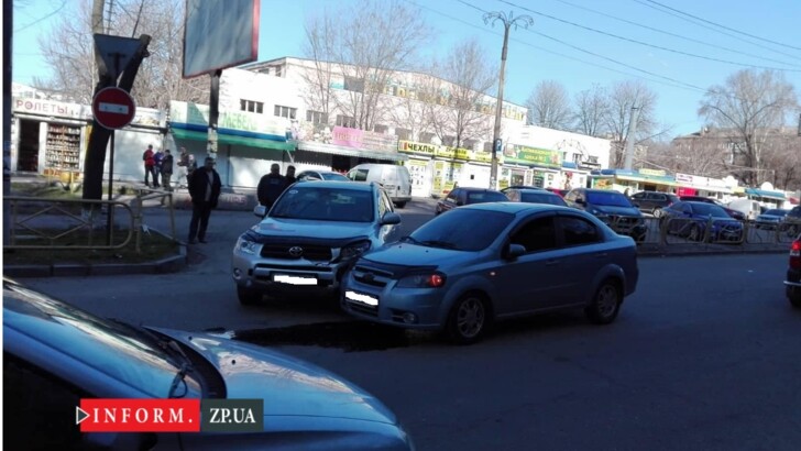 В Запорожье столкнулись две иномарки. Фото: inform.zp.ua