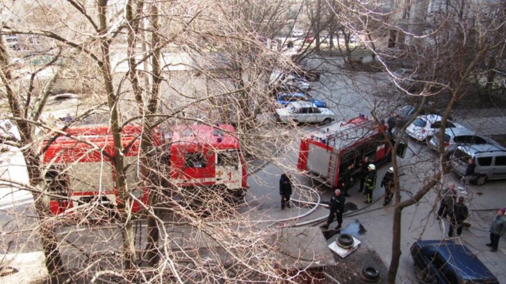 В Запорожье спасатель вынес женщину из огня | Фото: ГСЧС