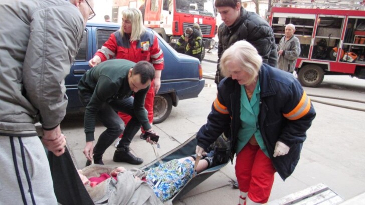 В Запорожье спасатель вынес женщину из огня | Фото: ГСЧС