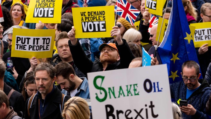 Сотни тысяч человек вышли на улицы Лондона, требуя провести второй референдум по Brexit | Фото: AFP
