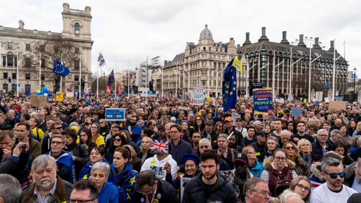 Сотни тысяч человек вышли на улицы Лондона, требуя провести второй референдум по Brexit | Фото: AFP
