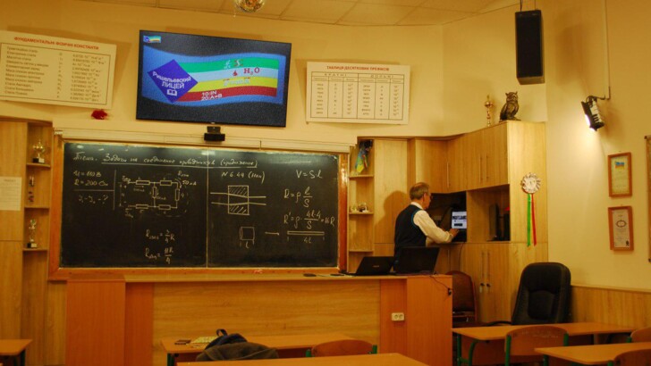 В Одессе учитель выкладывает видео своих уроков в сеть, помогая освоить науку | Фото: Полина Мордынская, Сегодня