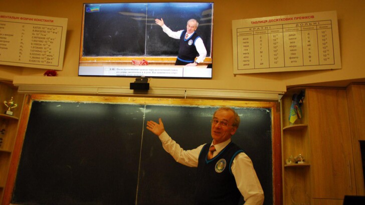 В Одессе учитель выкладывает видео своих уроков в сеть, помогая освоить науку | Фото: Полина Мордынская, Сегодня