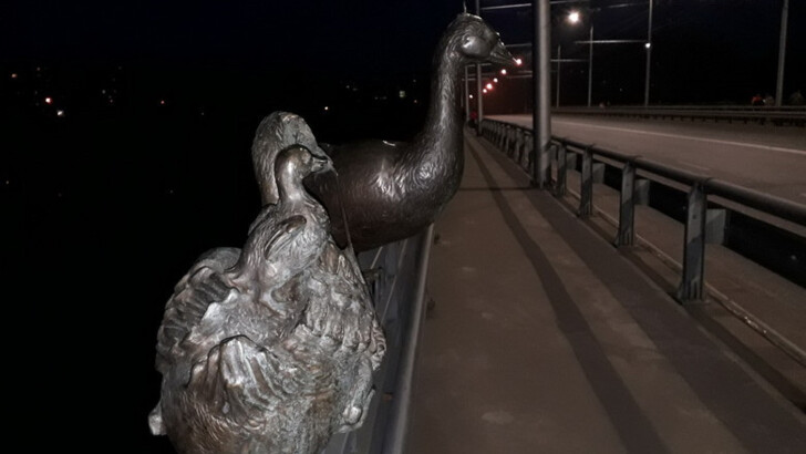 В Винницу на мост вернули  статую гусака. Фото: vinnitsa.info