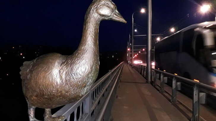 В Винницу на мост вернули  статую гусака. Фото: vinnitsa.info