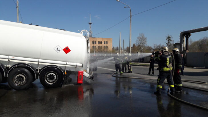 В Харькове с асфальта смывали семь тонн бензина | Фото: ГСЧС