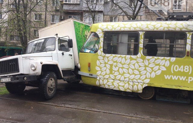 В Одессе столкнулись трамвай и грузовик | Фото: 048.ua