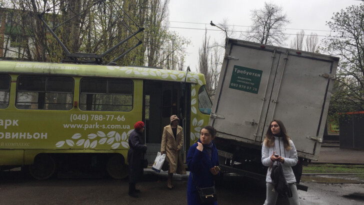 В Одессе столкнулись трамвай и грузовик | Фото: 048.ua