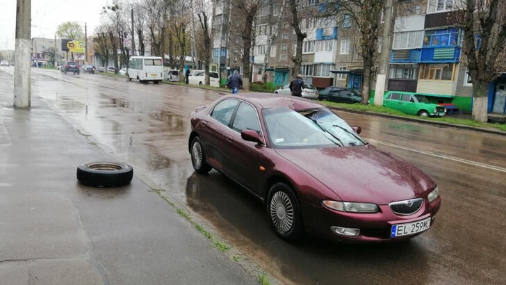 В Житомире маршрутка "потеряла" сразу два колеса | Фото: Facebook