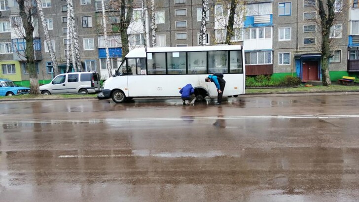 В Житомире маршрутка "потеряла" сразу два колеса | Фото: Facebook