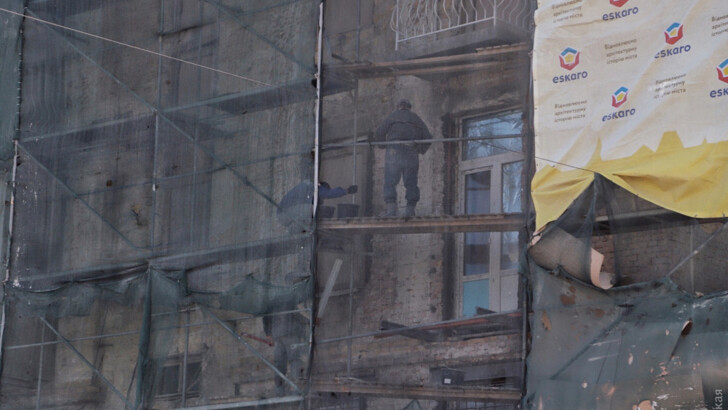 В Одессе рабочие уничтожили яркий мурал | Фото: Думская