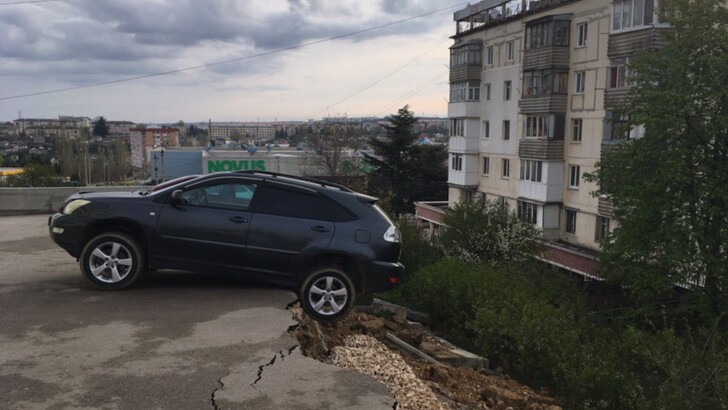 Обрушение грунта в Севастополе.
