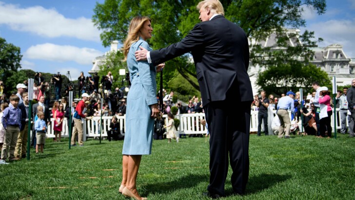Первая леди США Мелания и ее супруг Дональд Трамп на лужайке Белого дома | Фото: AFP
