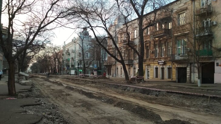 С улицы в центре Одессы сняли дорожное полотно | Фото: Сегодня