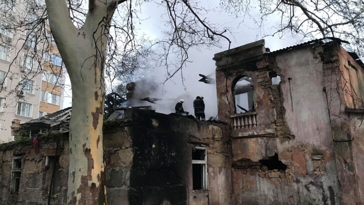 В Одессе горел старинный особняк | Фото: ГСЧС