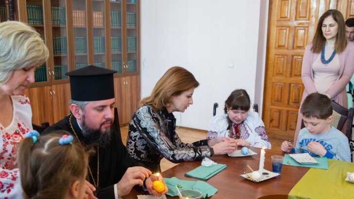 Первая леди Украины Марина Порошенко расписывает писанки с детьми | Фото: president.gov.ua
