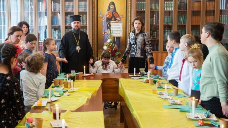 Первая леди Украины Марина Порошенко расписывает писанки с детьми | Фото: president.gov.ua