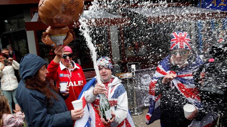 Британці святкують нарождення первістка Меган Маркл та принца Гарі | Фото: AFP