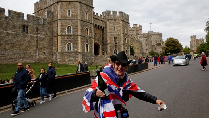 Британцы отмечают рождение сына Меган Маркл и принца Гарри | Фото: AFP