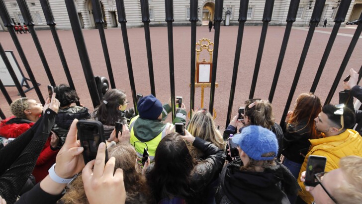 Британцы отмечают рождение сына Меган Маркл и принца Гарри | Фото: AFP