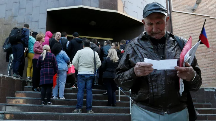 Черга біля центру видачі російських паспортів в Донецьку. Фото: REUTERS/Alexander Ermochenko