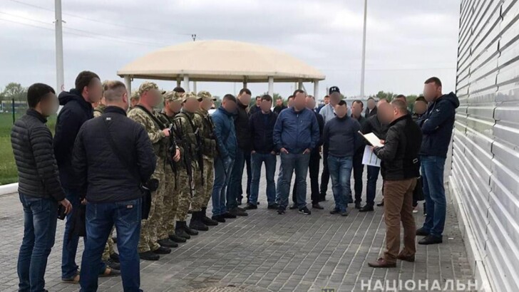 Полиция Крыма разоблачила группировку, переправшую нелегальных мигрантов | Фото: Нацполиция