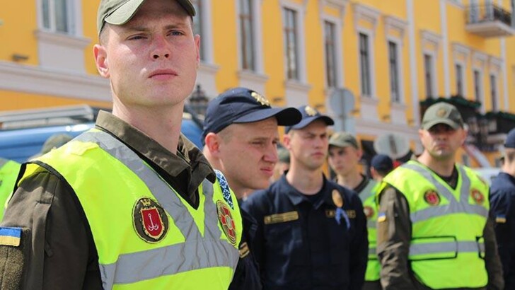 В Одессе полицейские и гвардейцы оригинально отметили День вышиванки | Фото: Facebook