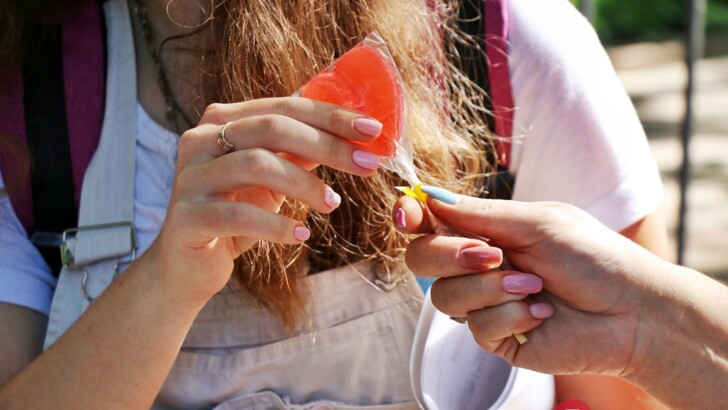 В Одессе волонтеры меняли сигареты на конфеты или презервативы. Фото: Пушкинская