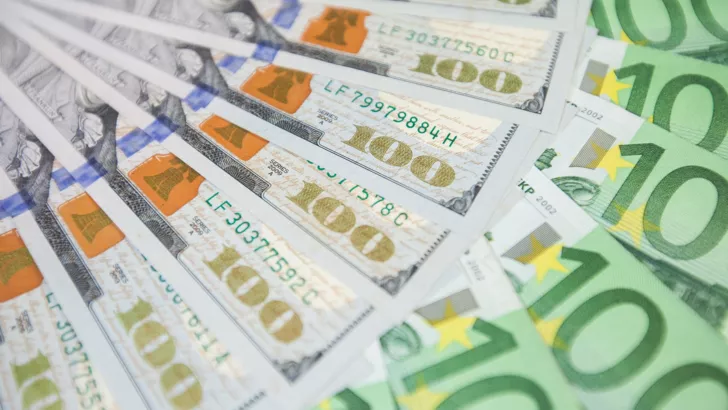 Доллар просел, а евро упал до 9-месячного минимума