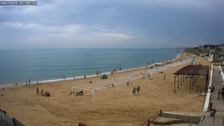 "Не сезон" на пляжах в Крыму. Фото: скриншоты блогера Злой одессит | Фото: Facebook