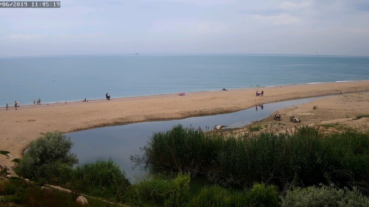 "Не сезон" на пляжах в Крыму. Фото: скриншоты блогера Злой одессит | Фото: Facebook