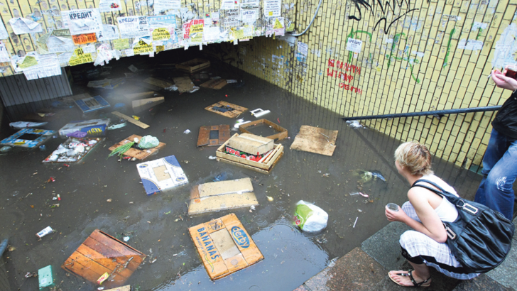 Потоп. Подземные переходы заполонила не только вода, но и мусор. | Фото: Александр Яремчук, Сегодня