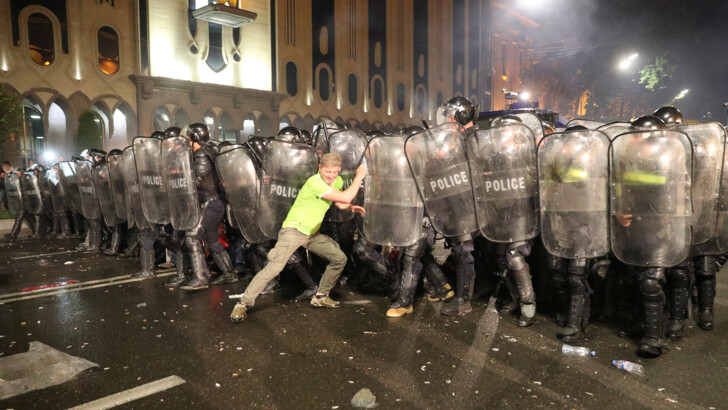 Беспорядки в Грузии. Фото: REUTERS/Irakli Gedenidze