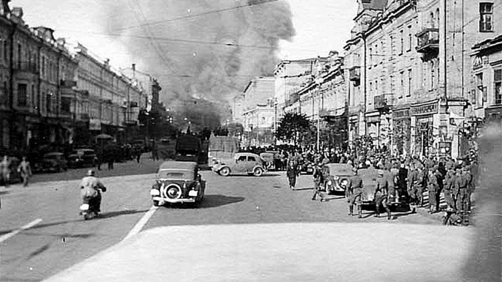 Начало пожара. Внезапно начали взрываться дома. Фото: Музей истории Киева