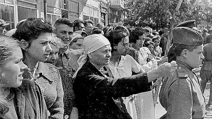 Вслед оккупантам. Женщина из толпы от души сложила фигу. Фото: Музей истории Киева