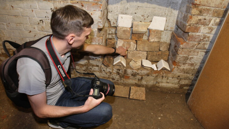 Артефакты. На раскопках обнаружили много клейменых кирпичей именитых заводов, даже из Англии | Фото: Виталий Лазебник, Сегодня