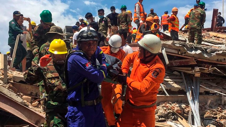 В Камбодже рухнула прибрежная многоэтажка | Фото: AFP