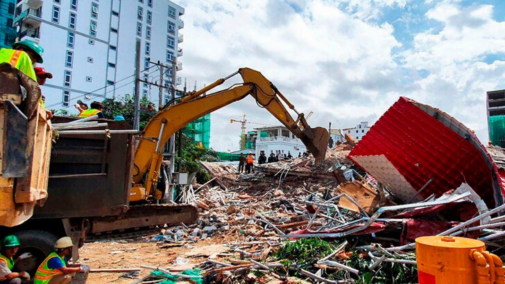 В Камбодже рухнула прибрежная многоэтажка | Фото: AFP