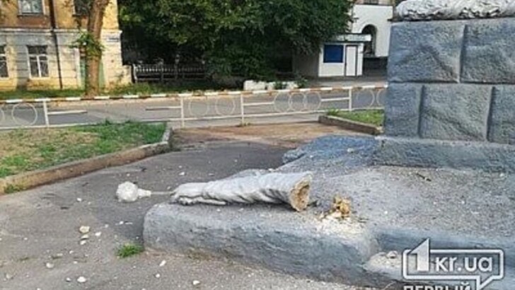 Памятник в Хмельницкому в Кривом Роге лишился руки | Фото: Первый криворожский