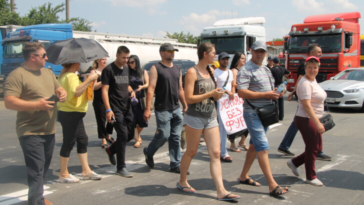 Протестующие одесситы подрались с водителями из-за перекрытой дороги | Фото: Мария Дмитренко, Сегодня