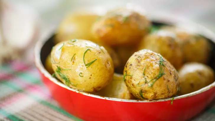 Молода картопля з маслом та кропом - рецепт