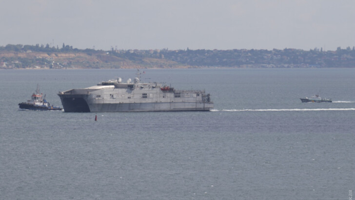 Американский быстроходный транспортно-десантный корабль USNS Yuma зашел в порт Одессы | Фото: Думская