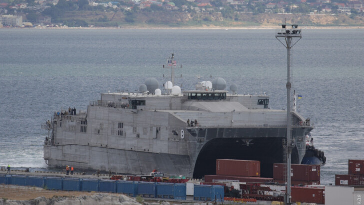 Американский быстроходный транспортно-десантный корабль USNS Yuma зашел в порт Одессы | Фото: Думская