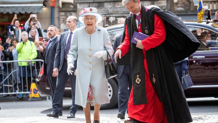 Королева Елизавета II приехала на церковную службу | Фото: AFP