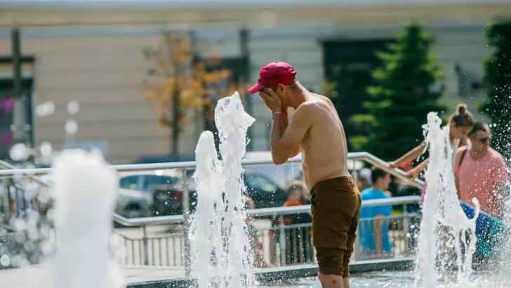 Украинцы как могут спасаются от жары