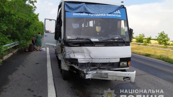 На Харківщині сталася смертельна ДТП за участю вантажівки, маршрутки та легковика