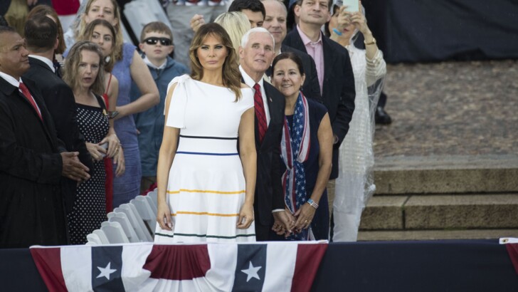 Мелания Трамп в платье Carolina Herrera на праздничном параде | Фото: AFP